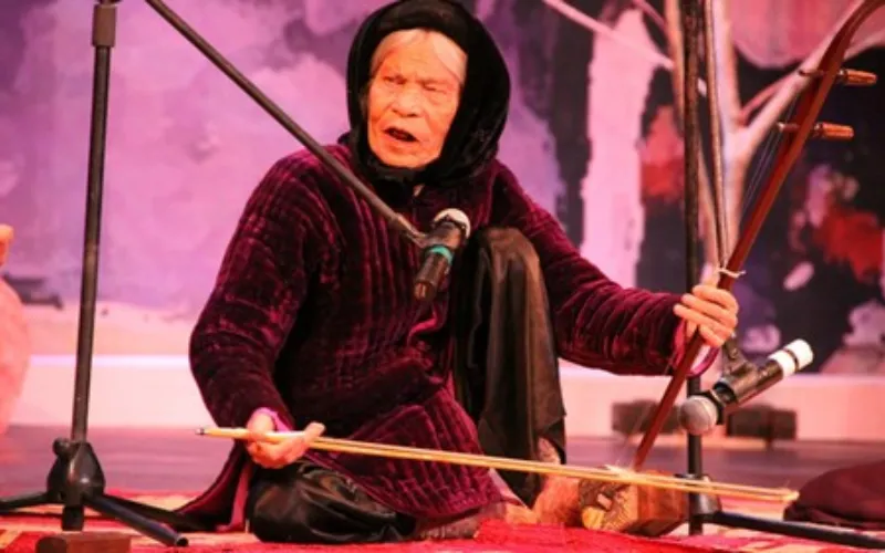 Cụ Hà Thị Cầu trên sân khấu Nhà hát Lớn Hà Nội