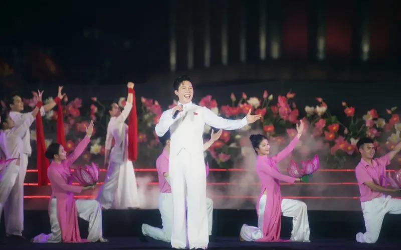 Anh Tú thể hiện ca khúc Người là Hồ Chí Minh