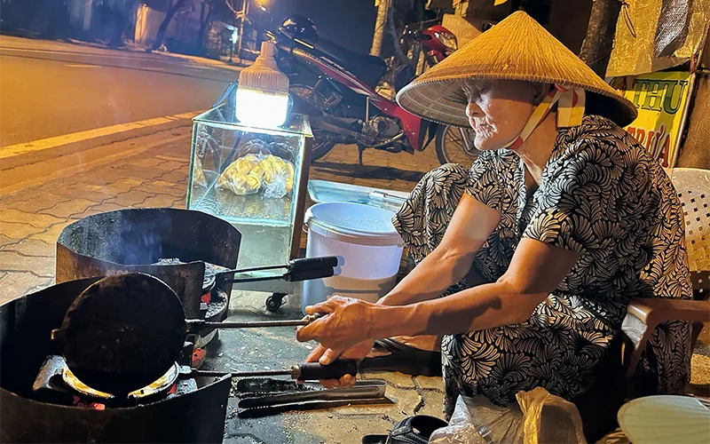 Bà Năm đang đổ bánh kẹp trái tim