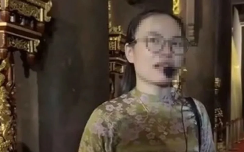 Nữ hướng dẫn viên tại di tích Lam Kinh