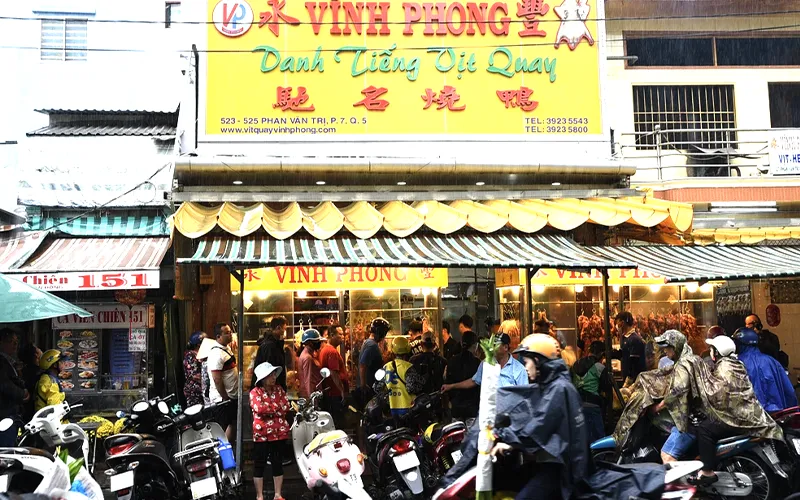 Không khí náo nhiệt vào sáng sớm