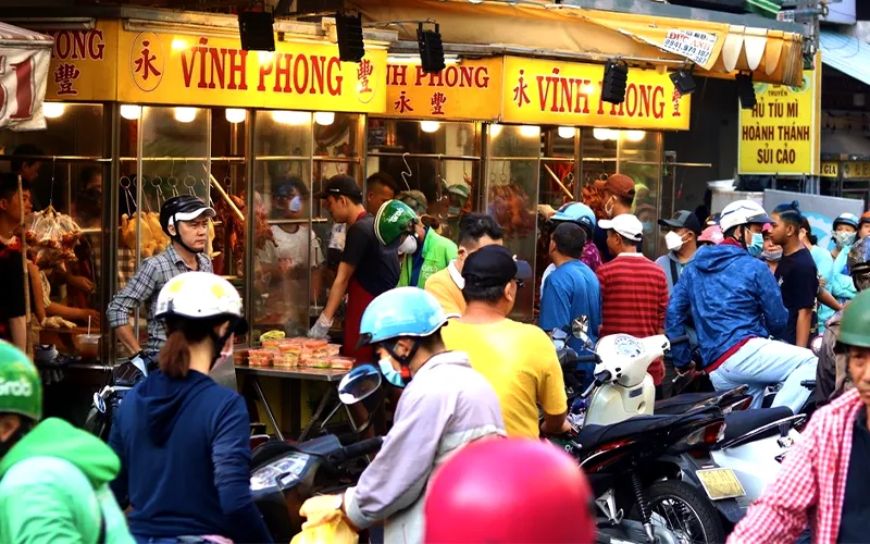 Tiệm vịt quay đông đúc