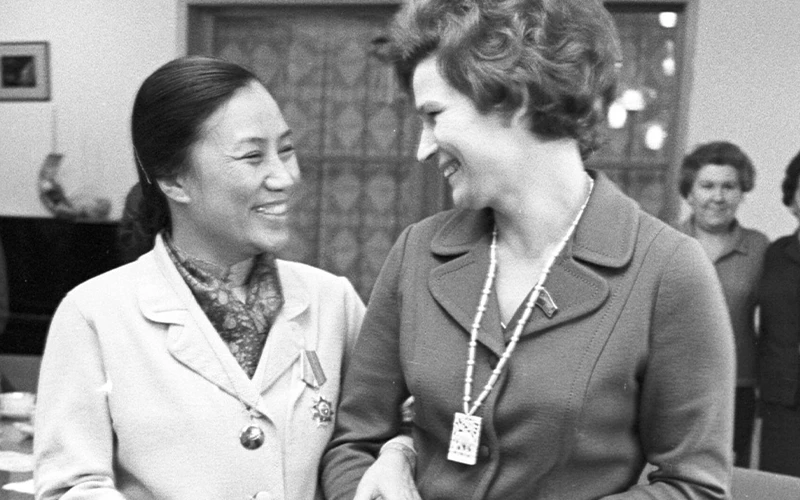 Bà Bình và du hành gia Valentina Tereshkova