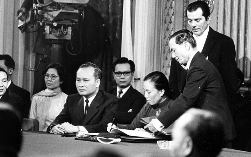 Khoảnh khắc bà Bình ký Hiệp định Paris