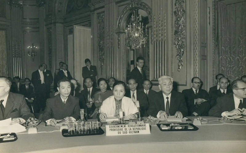 Bà Bình tại Hội nghị Paris