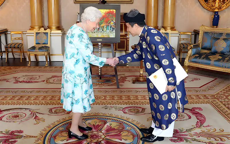 Đại sứ Trần Ngọc An mặc áo ngũ thân đến trình Quốc thư lên Nữ hoàng Elizabeth II