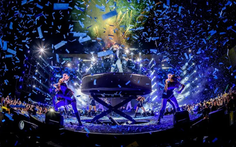 Hiệu ứng ánh sáng và pháo giấy tạo không khí bùng nổ