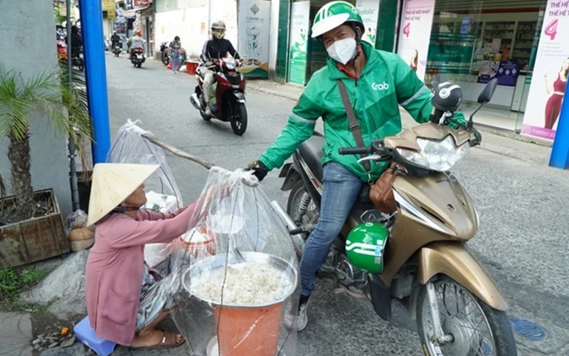Đôi quang gánh bánh quê của bà Hồng đã quen thuộc tại hẻm 51 đường Ba Tháng Hai, phường Ninh Kiều, thành phố Cần Thơ