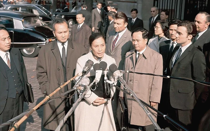 Bà Nguyễn Thị Bình đại diện Mặt trận Dân tộc Giải phóng miền Nam Việt Nam