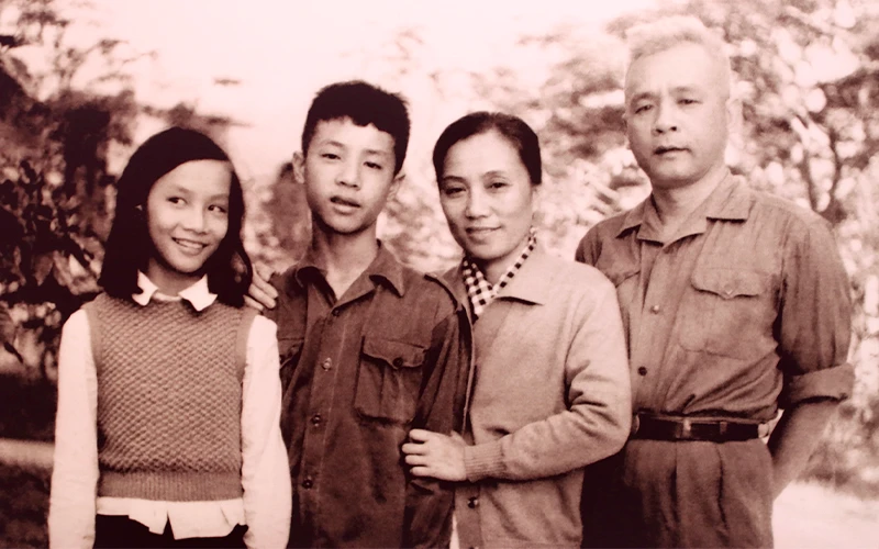 Ảnh gia đình bà Nguyễn Thị Bình năm 1974