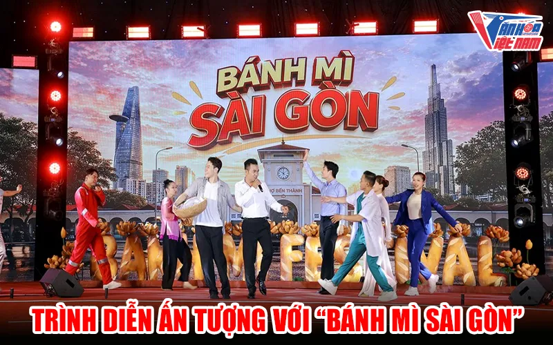 Ca khúc "Bánh mì Sài Gòn" của nhạc sĩ – ca sĩ Trần Tuấn Kiệt trên sân khấu khai mạc lễ hội tối 23.4