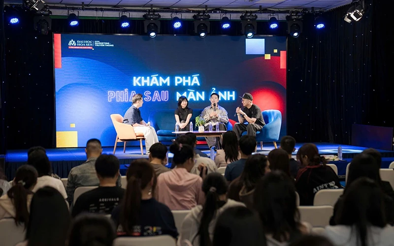 Đạo diễn Đỗ Quốc Trung (thứ hai, từ phải qua) và ê kíp chia sẻ tại buổi giao lưu