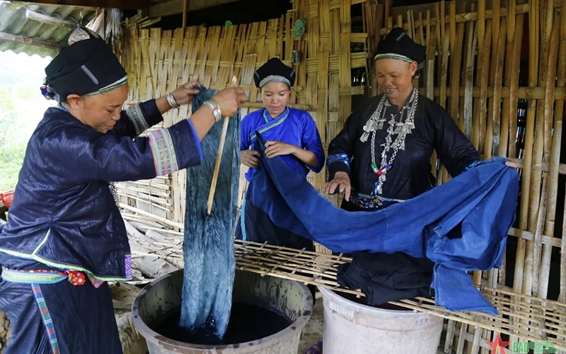 Nhuộm vải chàm trang phục dân tộc Nùng