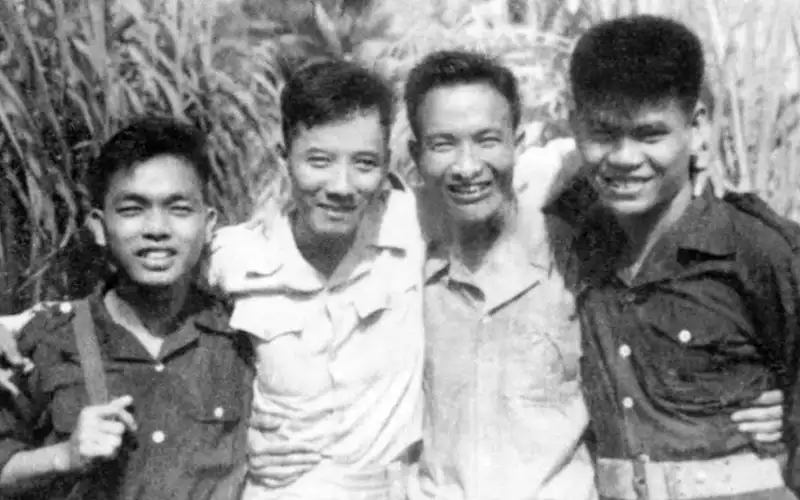 Đại tá Phạm Ngọc Thảo (thứ hai từ trái qua) trong Ban chỉ huy Tiểu đoàn 410 Tây Nam Bộ năm 1952
