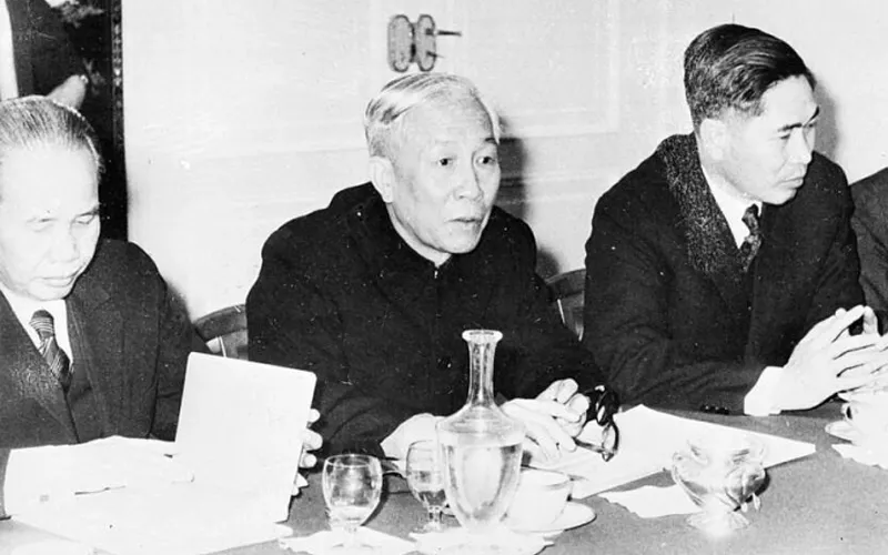 Cố vấn Lê Đức Thọ (giữa) tại cuộc đàm phán với Kissinger