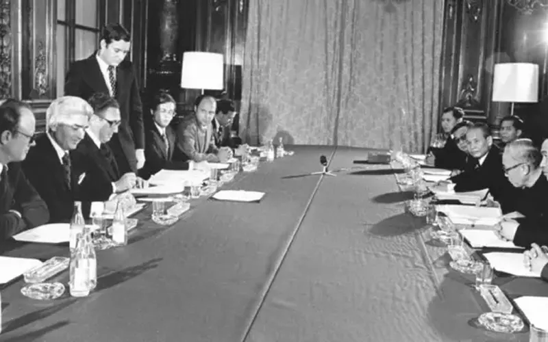 Cố vấn Lê Đức Thọ và Henry Kissinger ký tắt Hiệp định Paris