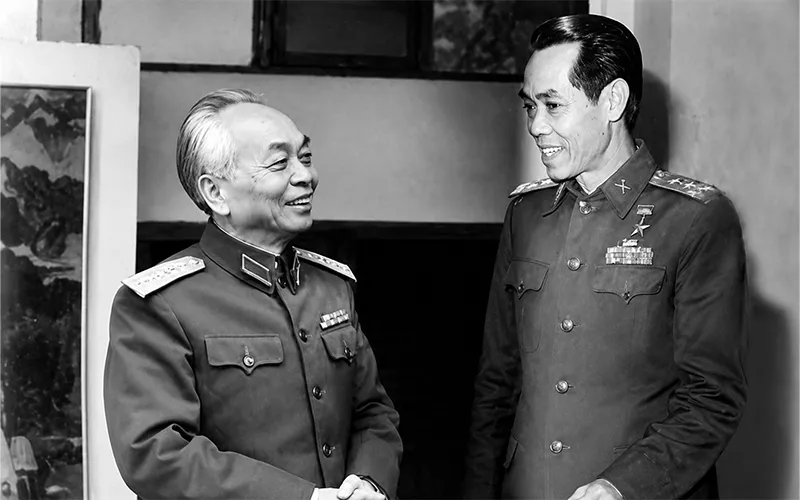 Đại tướng Võ Nguyên Giáp và Thiếu tướng Phạm Xuân Ẩn