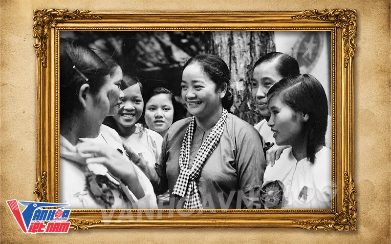 Nữ tướng Nguyễn Thị Định với các nữ đại biểu dự Đại hội Anh hùng Chiến sĩ thi đua miền Nam lần thứ II