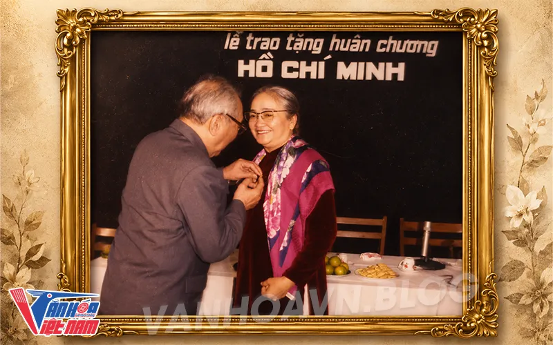 Chủ tịch Hội đồng Nhà nước Võ Chí Công trao tặng Huân chương Hồ Chí Minh cho bà Nguyễn Thị Định
