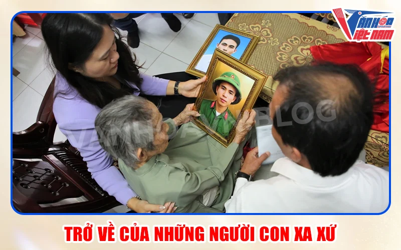 Mẹ Lang chăm chú nhìn những bức ảnh của chồng và con được phục dựng