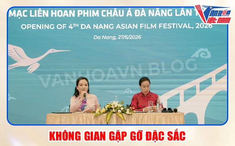 Bà Ngô Phương Lan (trái) và bà Nguyễn Thị Anh Thi (phải) chủ trì họp báo công bố DANAFF IV