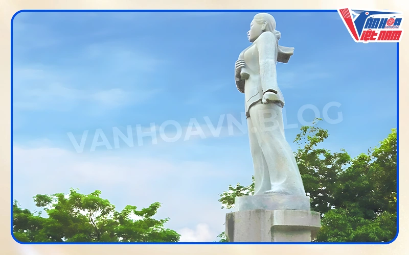 Tượng nữ anh hùng Lê Thị Riêng
