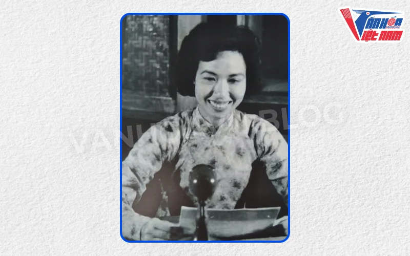 Hanoi Hannah trong một buổi phát thanh