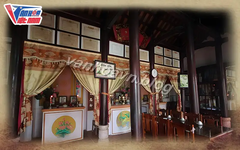Gian thờ tự trong nhà mẹ Thứ