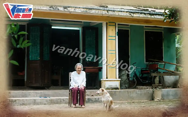 Mẹ Thứ ngồi trước sân nhà