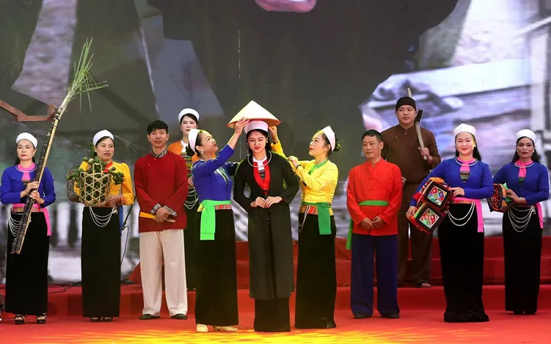 Dịp lễ hội người Mường mặc trang phục rực rỡ hơn