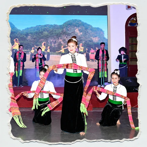 Xòe biểu diễn
