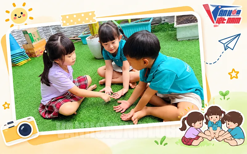 Trẻ em chơi trò úp lá khoai