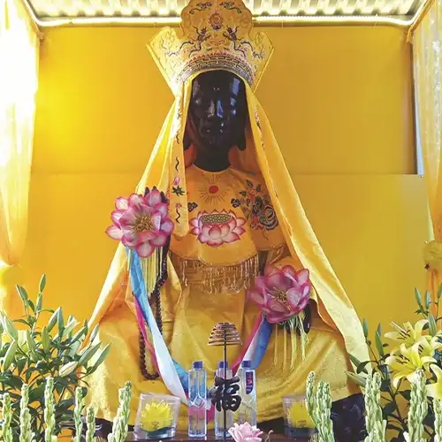 Tượng Phật bằng gỗ Mẫu Man Nương chùa Tổ