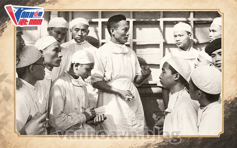 GS. BS. Tôn Thất Tùng giảng bài cho các sinh viên trường Đại học Y khoa (1947)
