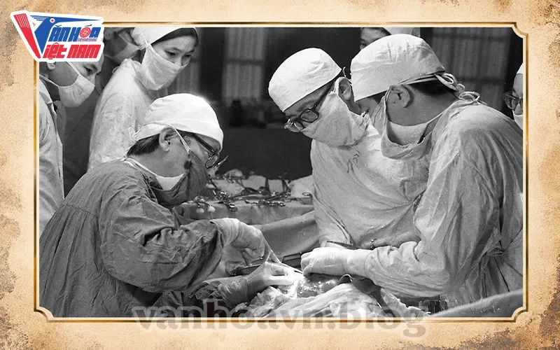 Giáo sư, Bác sĩ Tôn Thất Tùng (bên trái) trong một ca mổ gan năm 1976