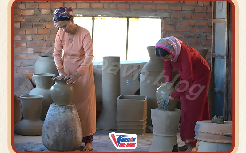 Nghệ nhân đi quanh đôn để tạo hình cho sản phẩm