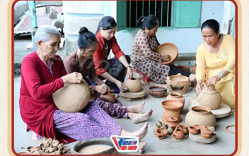 Các nghệ nhân làm các sản phẩm gốm phục vụ sinh hoạt hàng ngày